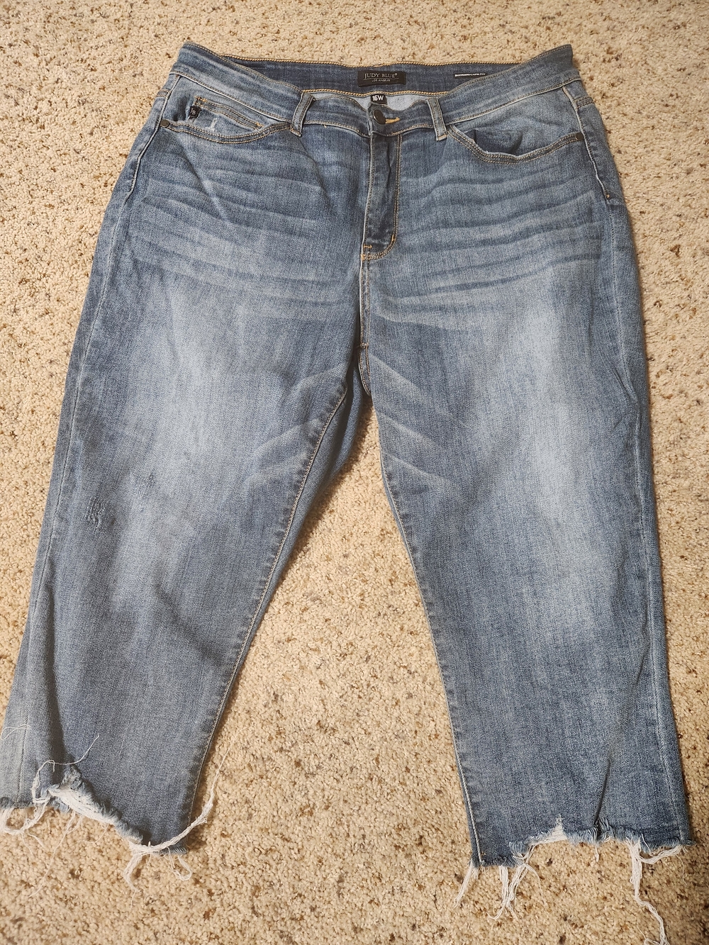 Judy Blue Light Blue Washed Distressed Cropped Jeans with Frayed Hem